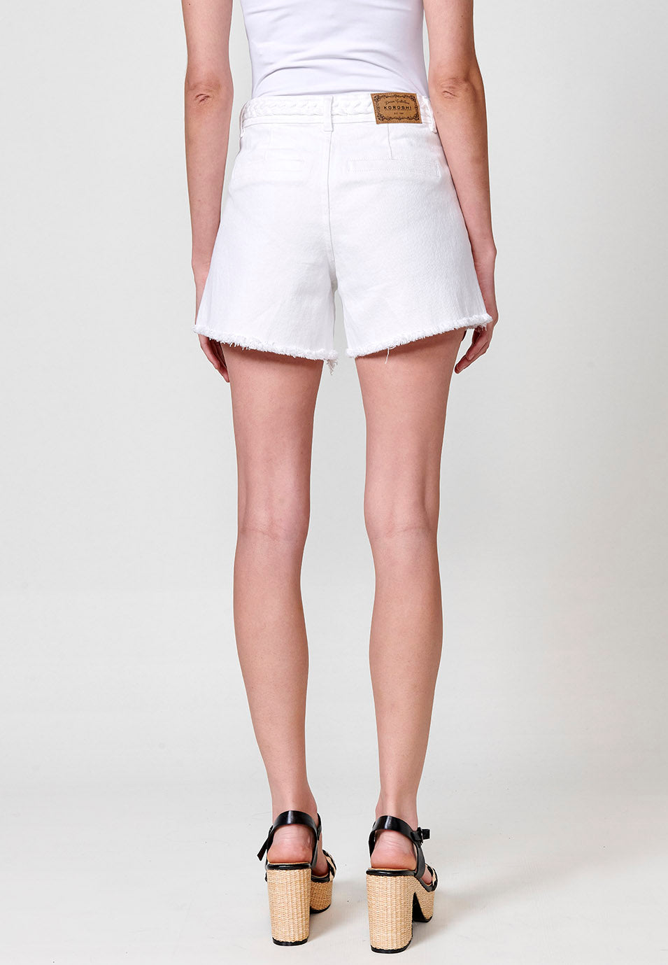 Short Mujer con bolsillos de trenza en relieve y bajo deshilachado – Koroshi blanco
