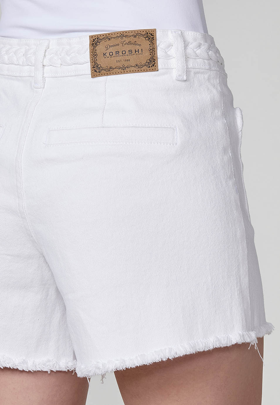 Short Mujer con bolsillos de trenza en relieve y bajo deshilachado – Koroshi blanco