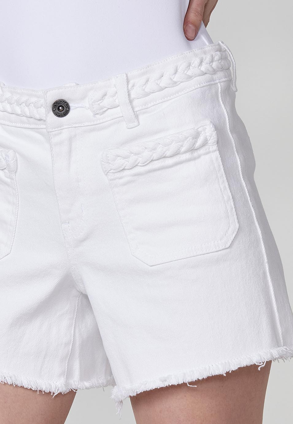 Short Mujer con bolsillos de trenza en relieve y bajo deshilachado – Koroshi blanco