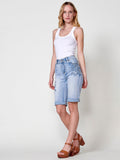 Short vaquero Mujer denim con bajo de doble vuelta y patch bordado – Koroshi azul claro