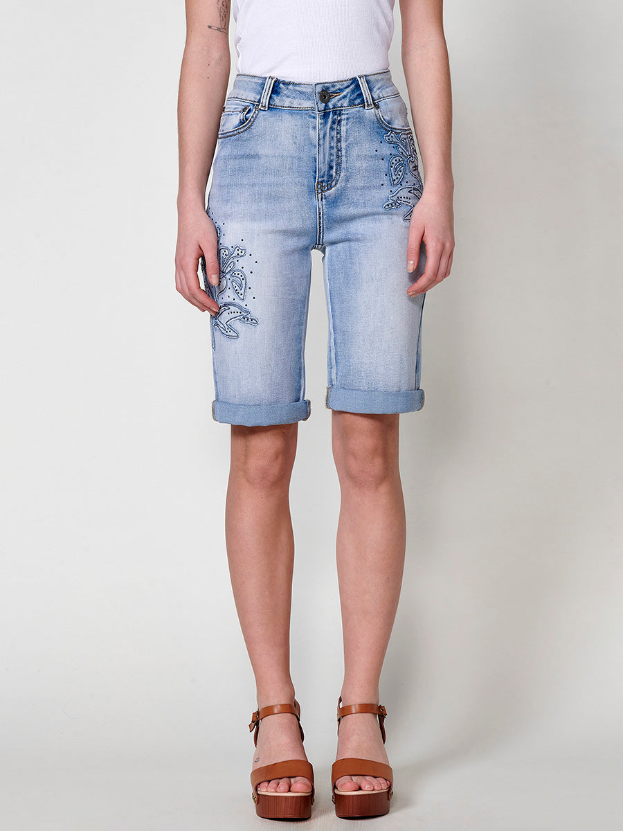 Short vaquero Mujer denim con bajo de doble vuelta y patch bordado – Koroshi azul claro