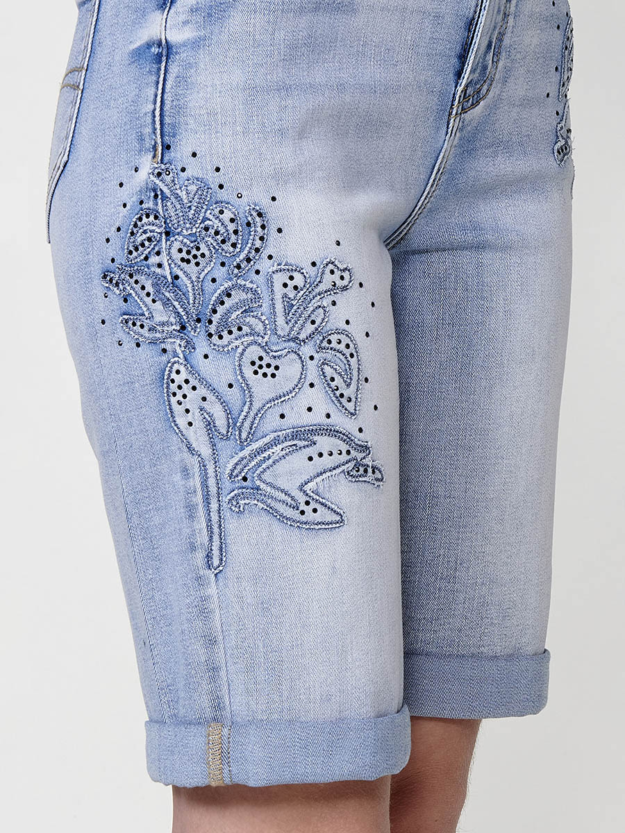 Short vaquero Mujer denim con bajo de doble vuelta y patch bordado – Koroshi azul claro