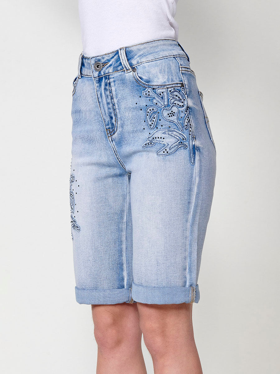 Short vaquero Mujer denim con bajo de doble vuelta y patch bordado – Koroshi azul claro
