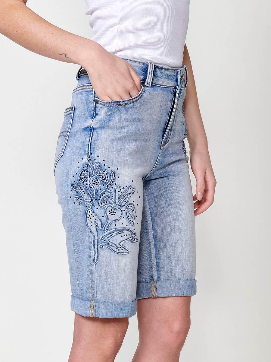 Short vaquero Mujer denim con bajo de doble vuelta y patch bordado – Koroshi azul claro