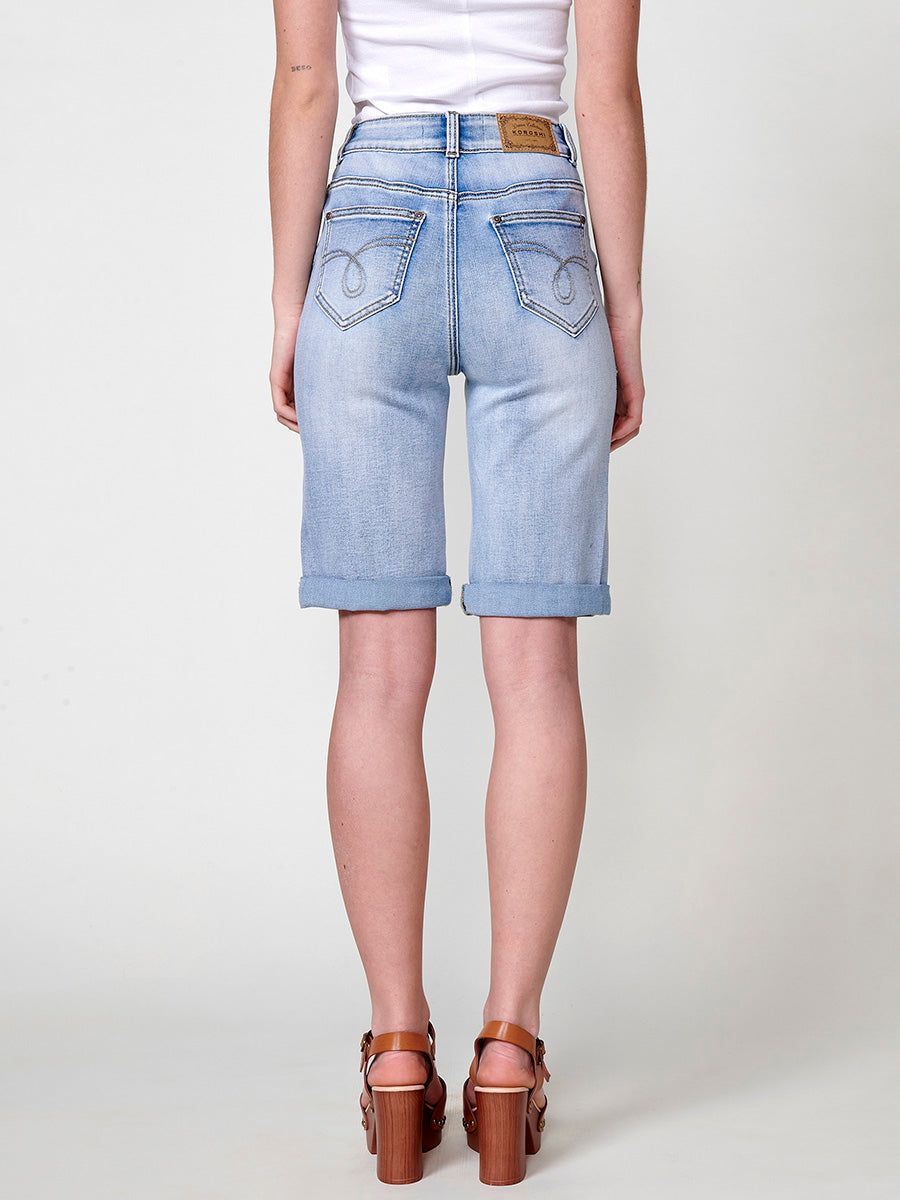 Short vaquero Mujer denim con bajo de doble vuelta y patch bordado – Koroshi azul claro