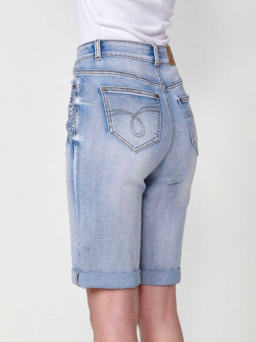 Short vaquero Mujer denim con bajo de doble vuelta y patch bordado – Koroshi azul claro