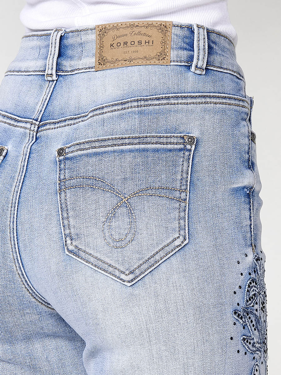 Short vaquero Mujer denim con bajo de doble vuelta y patch bordado – Koroshi azul claro