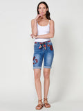 Short vaquero Mujer denim con pañuelo en la cintura y bordado floral – Koroshi azul