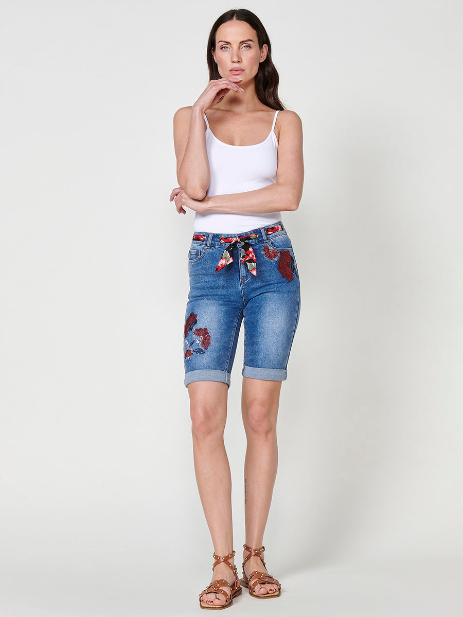 Short vaquero Mujer denim con pañuelo en la cintura y bordado floral – Koroshi azul