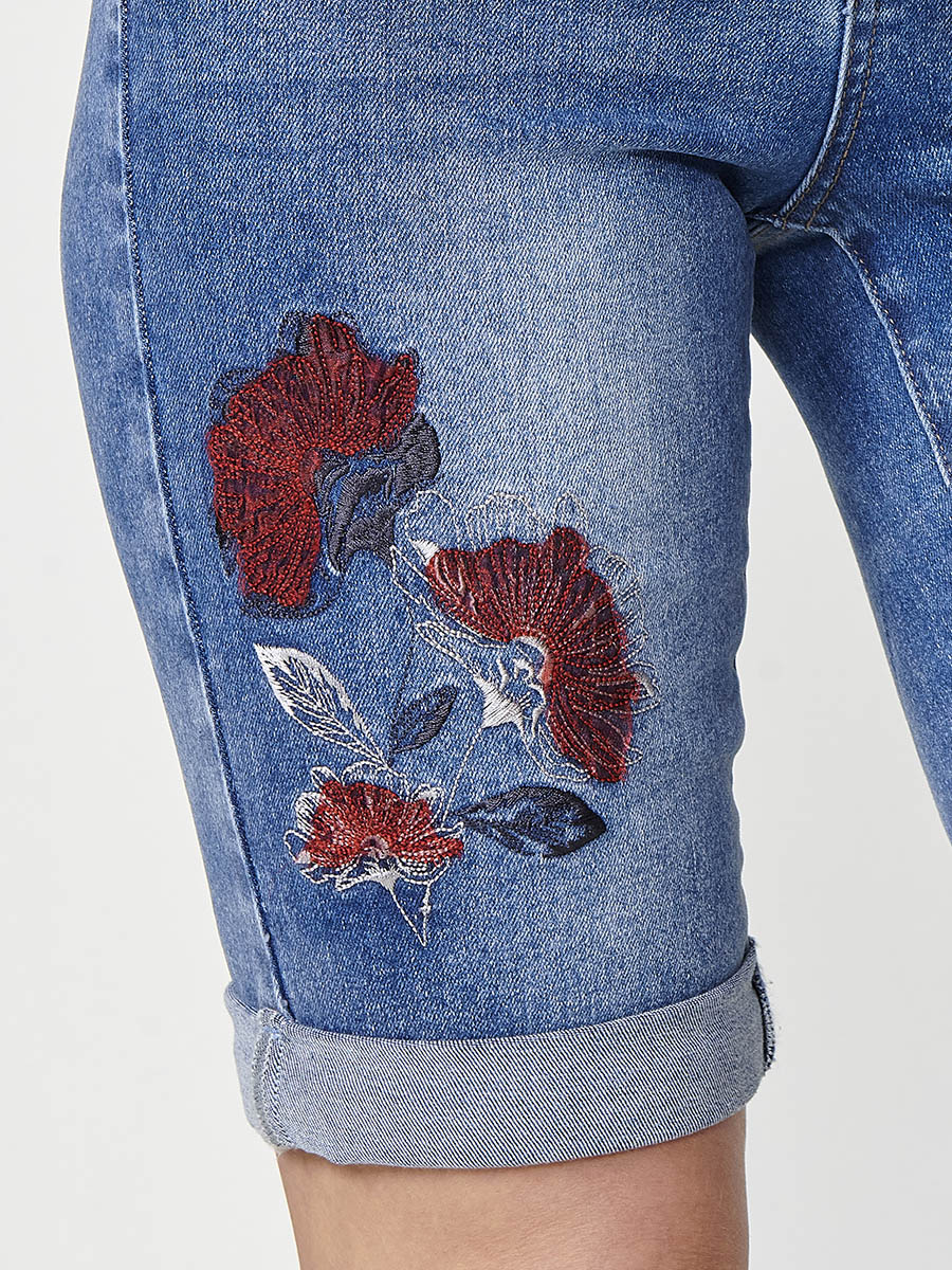 Short vaquero Mujer denim con pañuelo en la cintura y bordado floral – Koroshi azul