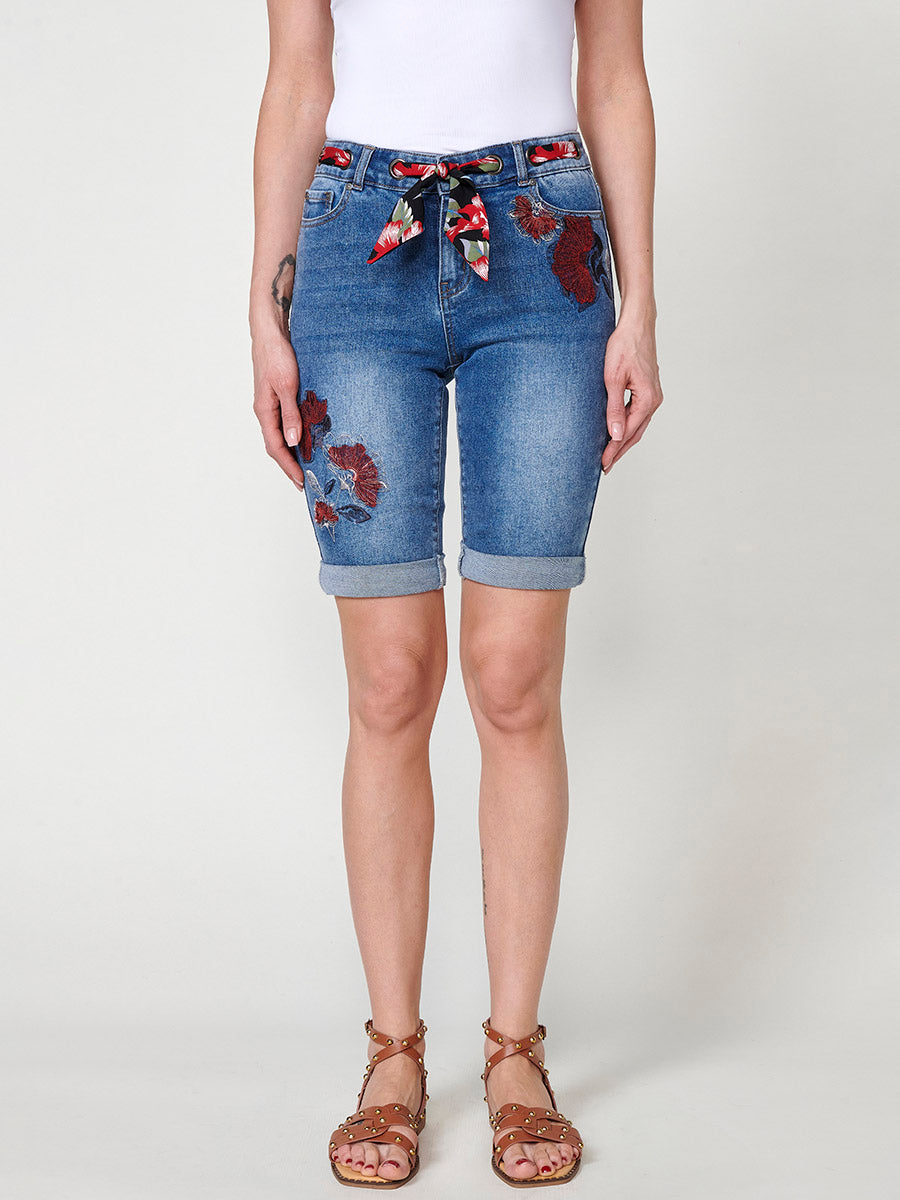 Short vaquero Mujer denim con pañuelo en la cintura y bordado floral – Koroshi azul