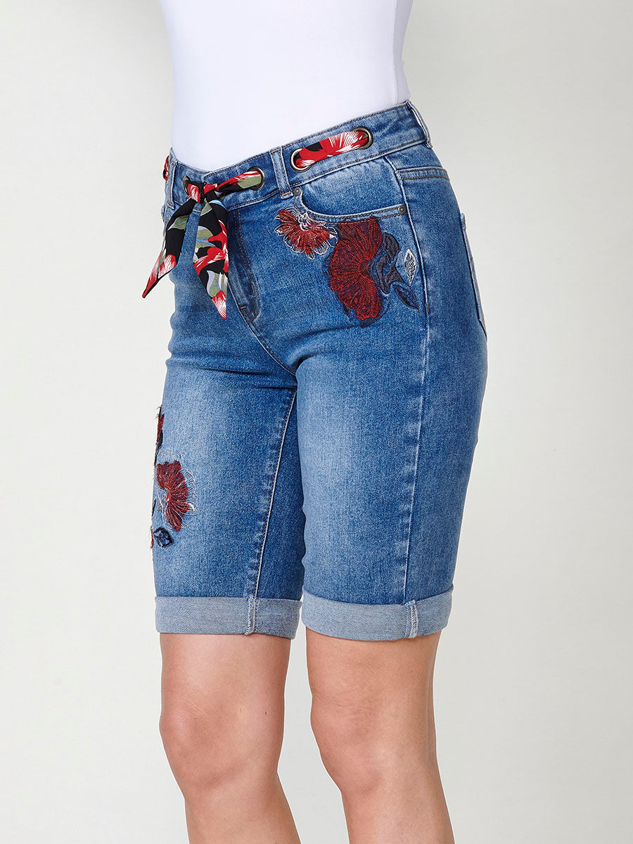 Short vaquero Mujer denim con pañuelo en la cintura y bordado floral – Koroshi azul