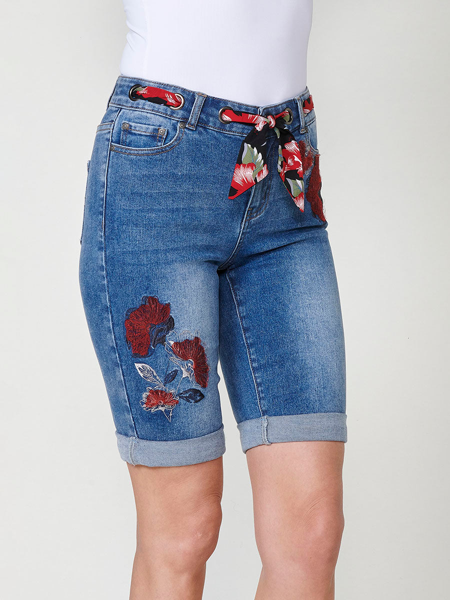 Short vaquero Mujer denim con pañuelo en la cintura y bordado floral – Koroshi azul