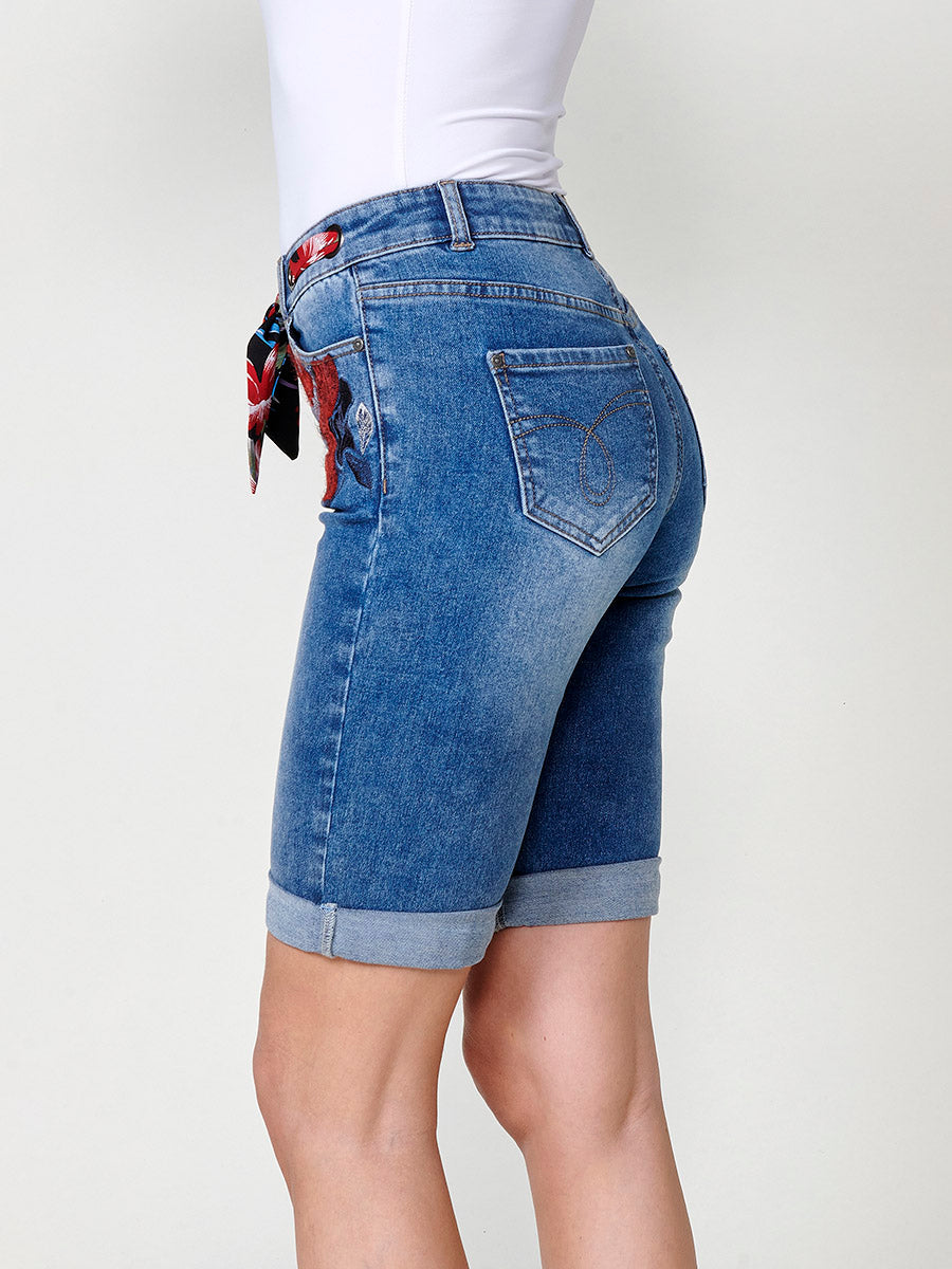 Short vaquero Mujer denim con pañuelo en la cintura y bordado floral – Koroshi azul