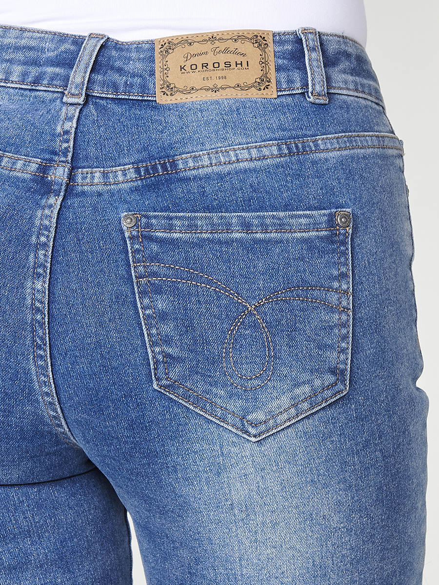 Short vaquero Mujer denim con pañuelo en la cintura y bordado floral – Koroshi azul