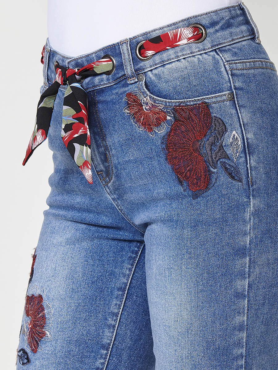 Short vaquero Mujer denim con pañuelo en la cintura y bordado floral – Koroshi azul