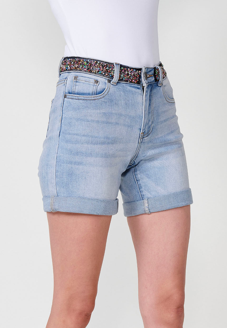 Short vaquero Mujer denim con cinturón de abalorios – Koroshi azul claro