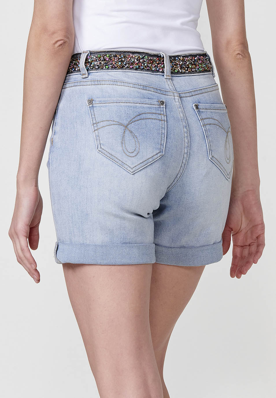 Short vaquero Mujer denim con cinturón de abalorios – Koroshi azul claro