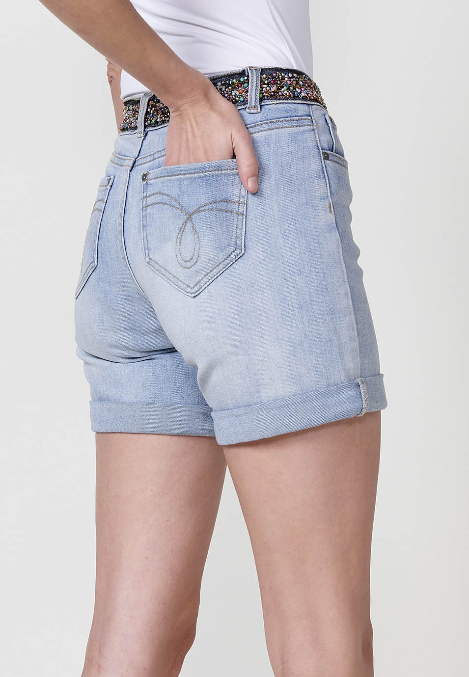 Short vaquero Mujer denim con cinturón de abalorios – Koroshi azul claro