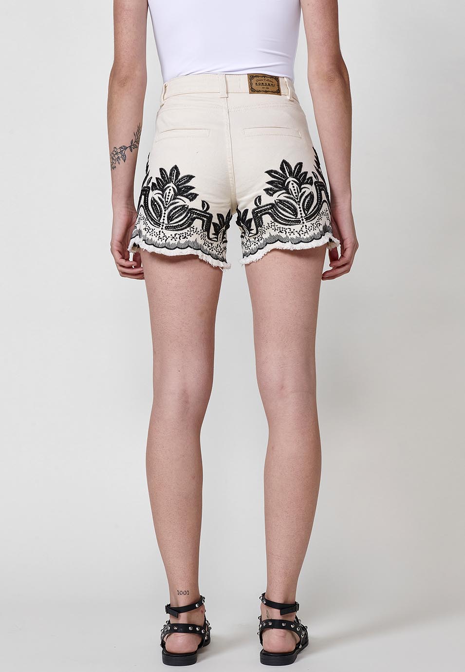 Short vaquero Mujer denim con bordado floral y brillos – Koroshi crudo