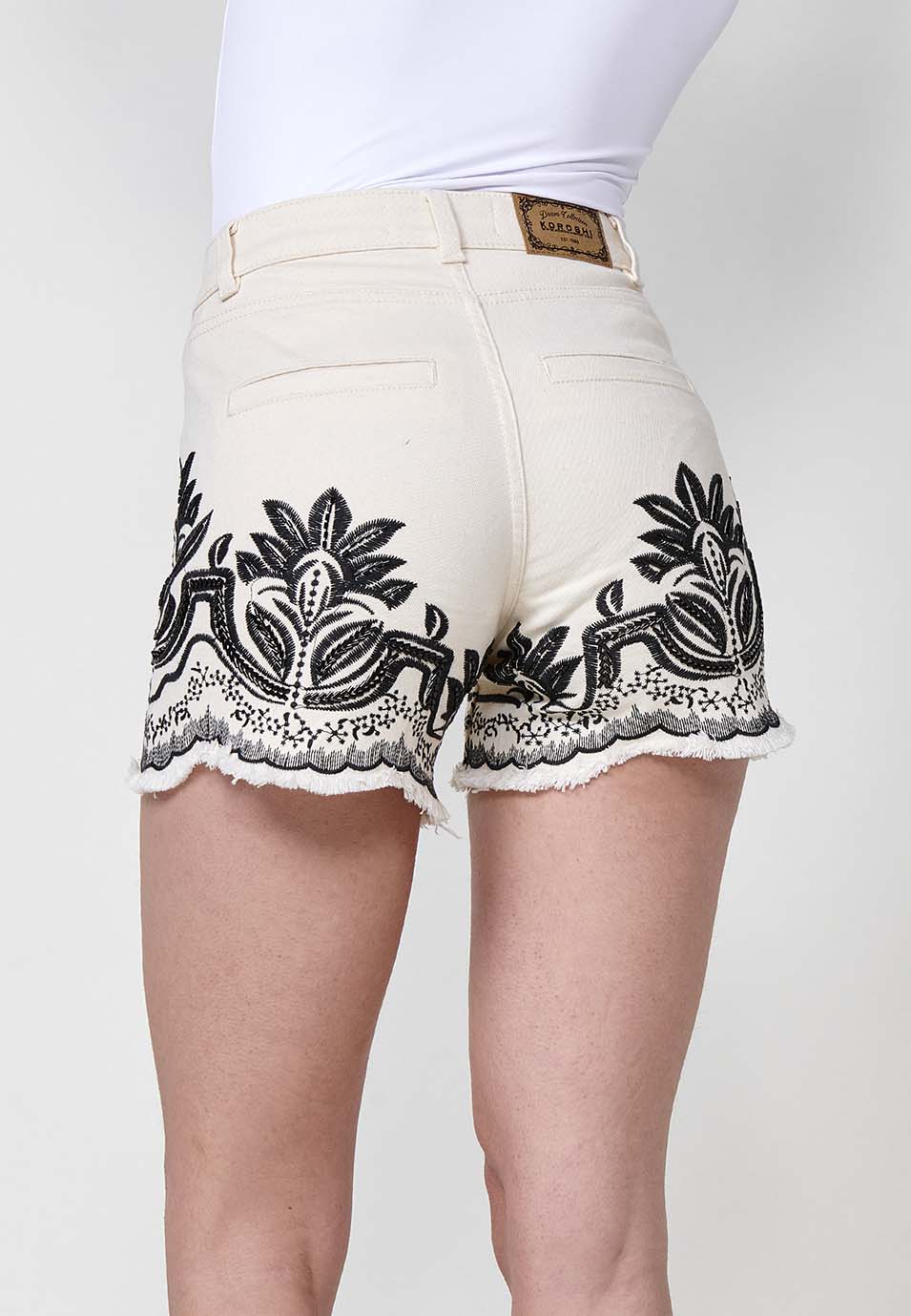 Short vaquero Mujer denim con bordado floral y brillos – Koroshi crudo