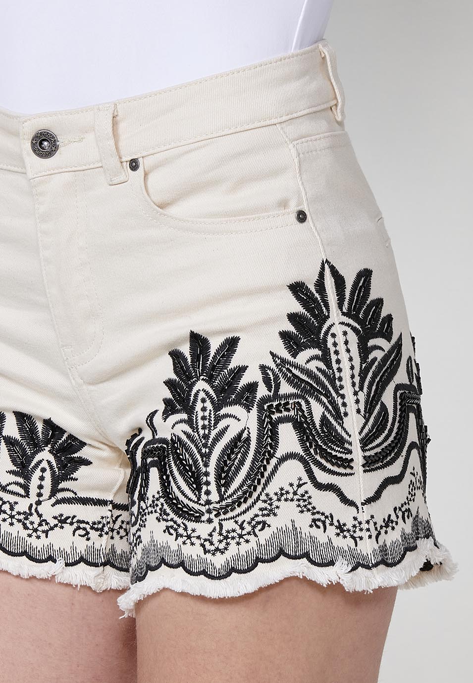 Short vaquero Mujer denim con bordado floral y brillos – Koroshi crudo