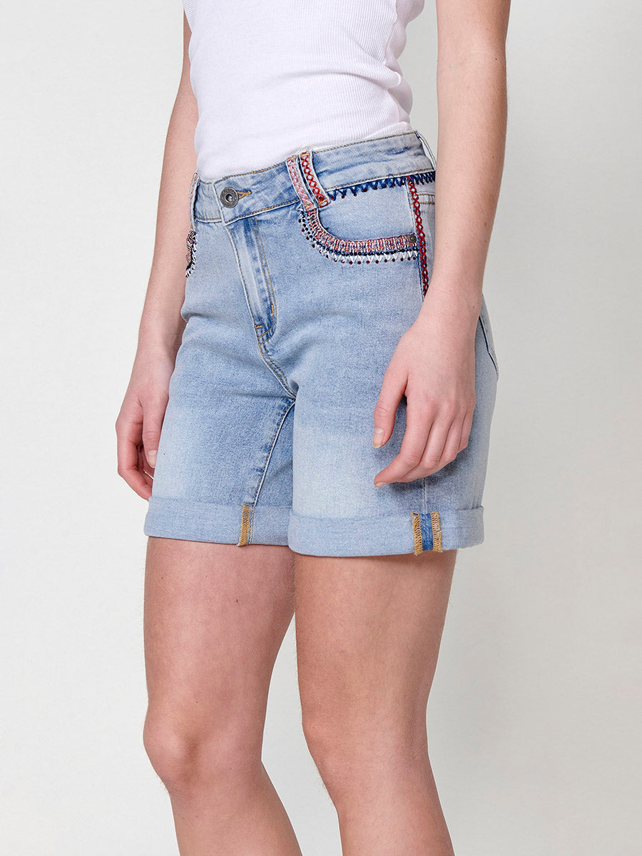 Short vaquero Mujer denim con cenefa bordada y brillos – Koroshi azul claro