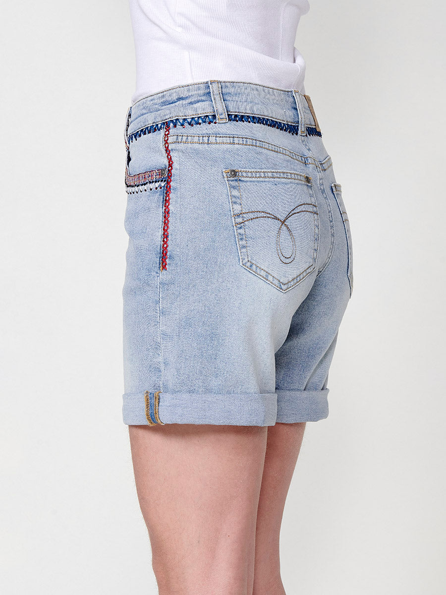 Short vaquero Mujer denim con cenefa bordada y brillos – Koroshi azul claro