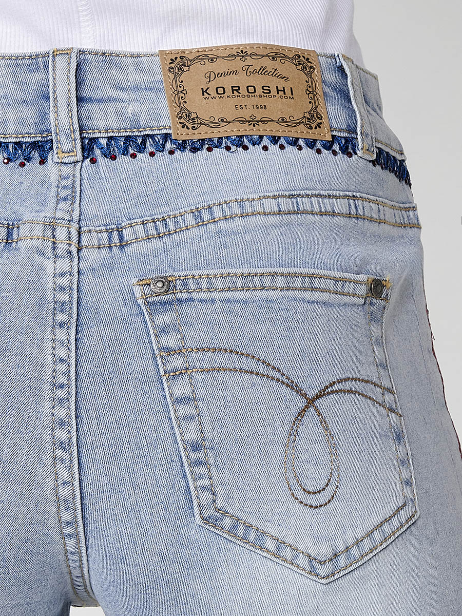 Short vaquero Mujer denim con cenefa bordada y brillos – Koroshi azul claro