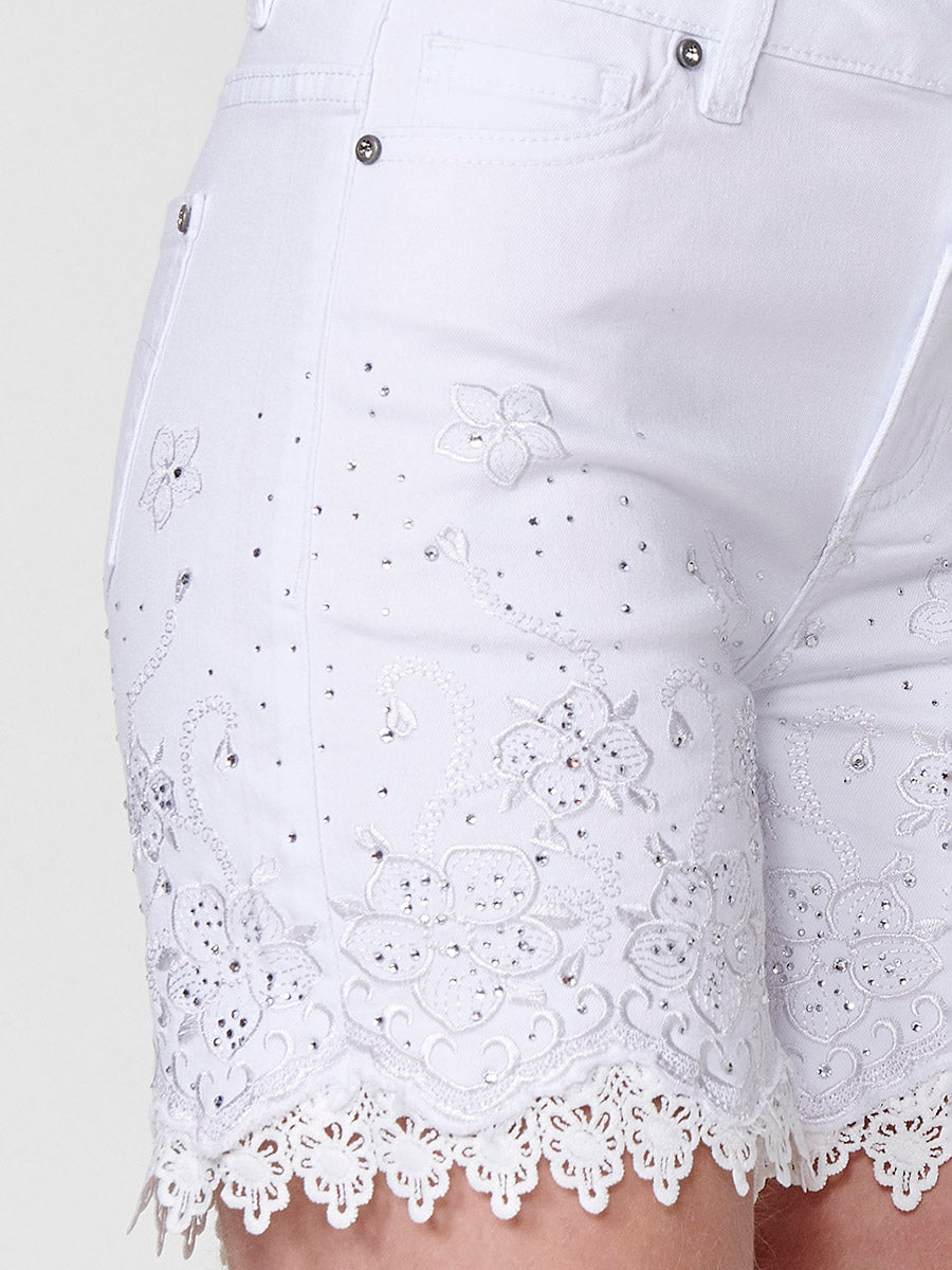 Short vaquero Mujer con bordado floral y bajo de blonda – Koroshi blanco