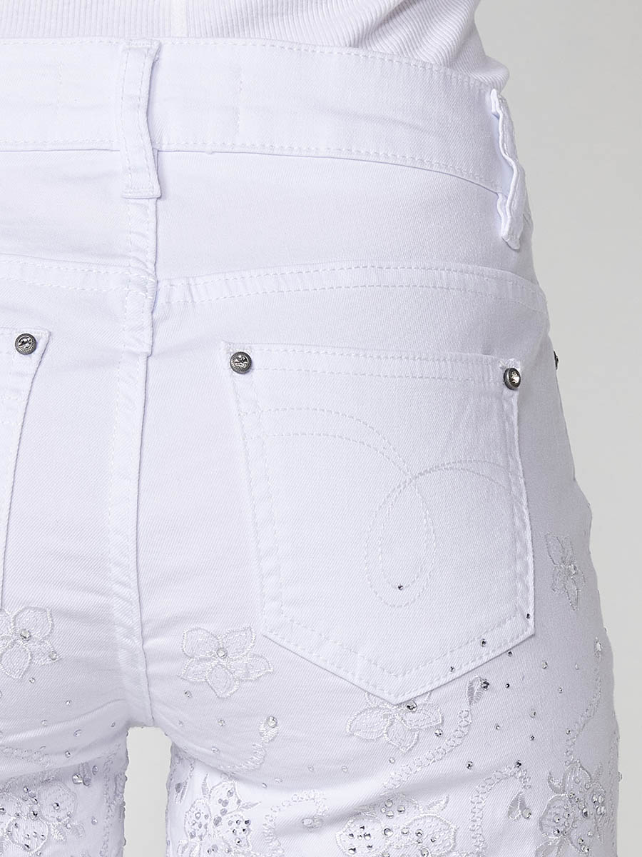 Short vaquero Mujer con bordado floral y bajo de blonda – Koroshi blanco
