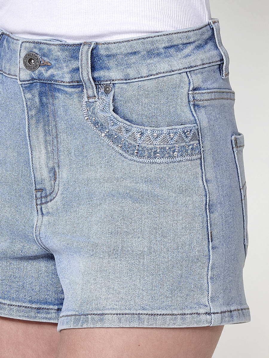 Short vaquero Mujer denim con cenefa étnica bordada y brillos – Koroshi 2512PS82