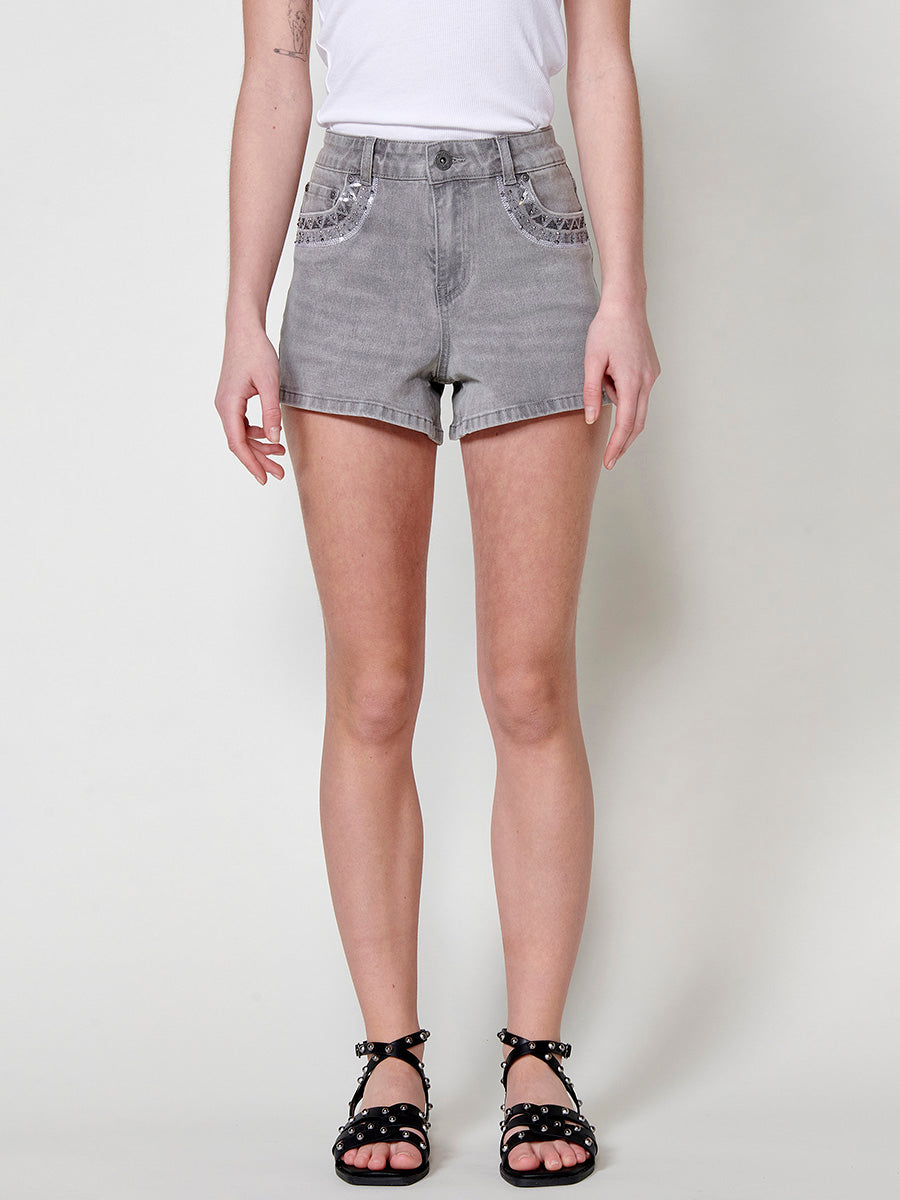 Short vaquero Mujer denim con cenefa étnica bordada y brillos – Koroshi 2512PS82