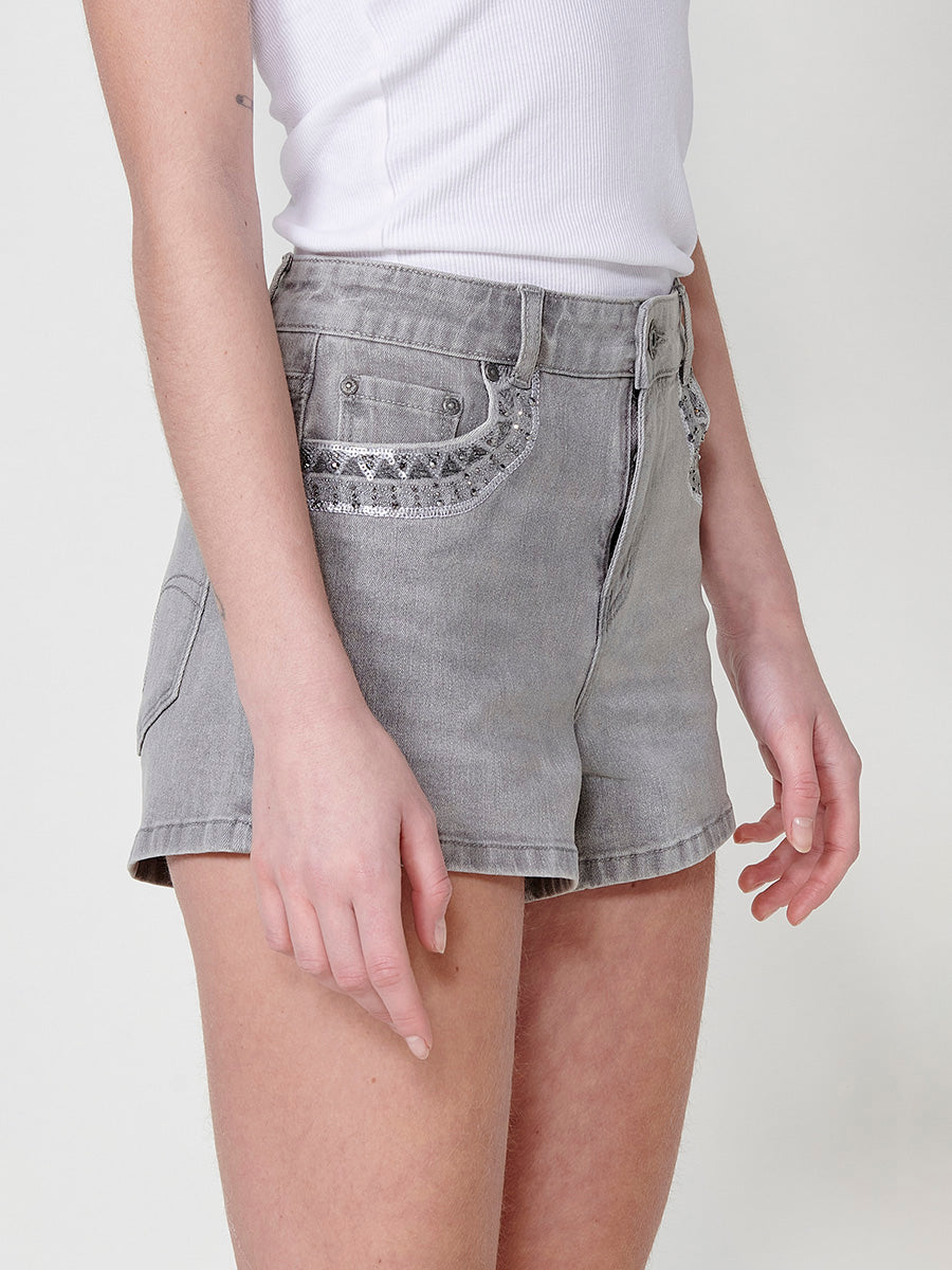 Short vaquero Mujer denim con cenefa étnica bordada y brillos – Koroshi 2512PS82