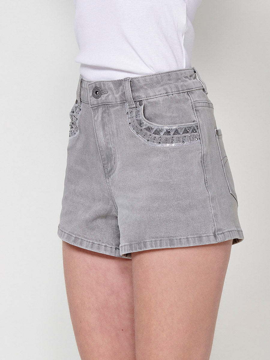 Short vaquero Mujer denim con cenefa étnica bordada y brillos – Koroshi 2512PS82