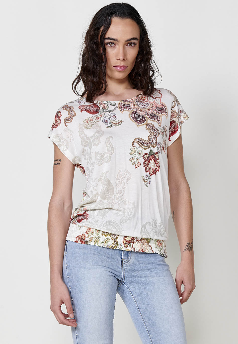 Camiseta Mujer de viscosa manga corta estampada con bajo fruncido – Koroshi cruda