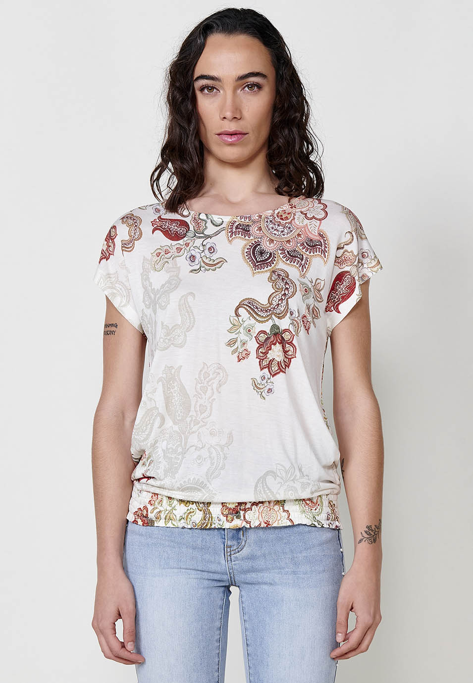 Camiseta Mujer de viscosa manga corta estampada con bajo fruncido – Koroshi cruda