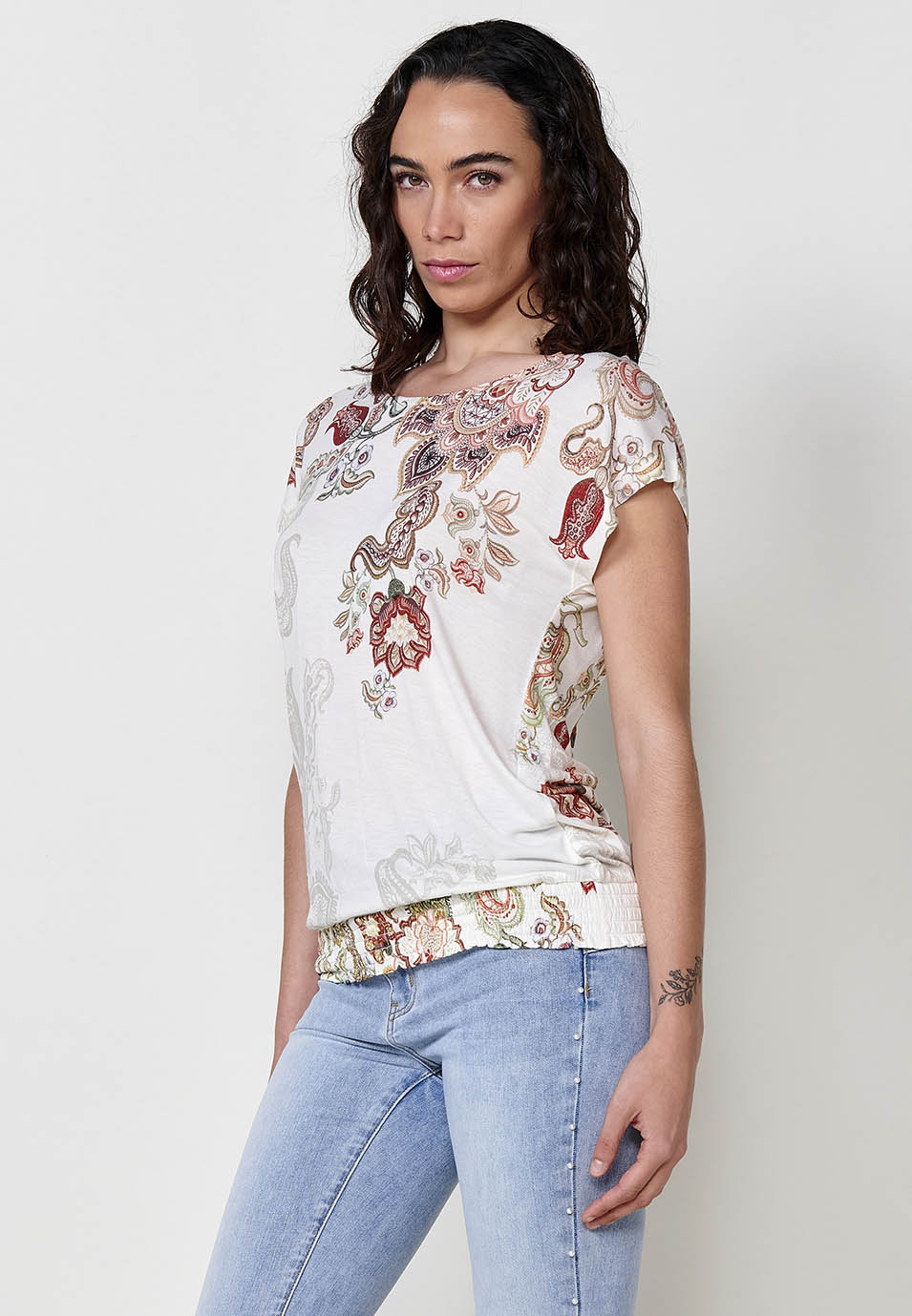 Camiseta Mujer de viscosa manga corta estampada con bajo fruncido – Koroshi cruda