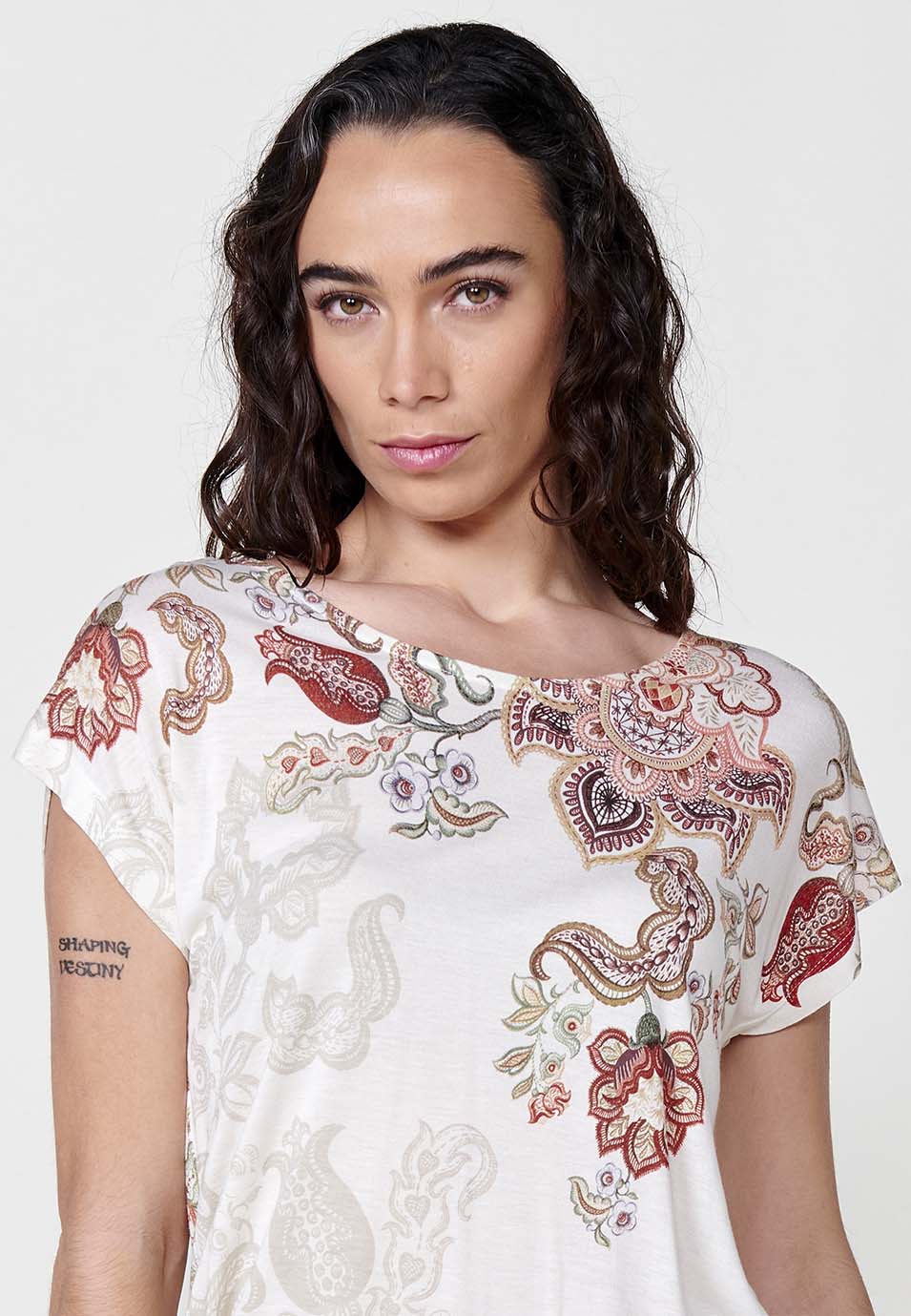 Camiseta Mujer de viscosa manga corta estampada con bajo fruncido – Koroshi cruda