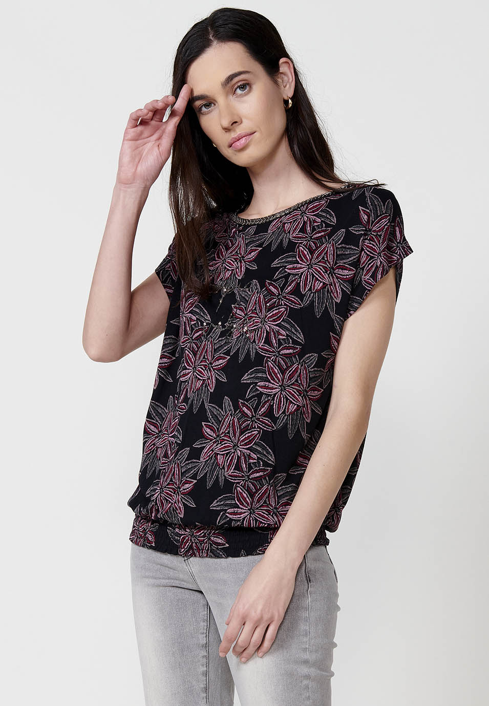 Camiseta Mujer de viscosa con estampado floral y pedrería – Koroshi negra