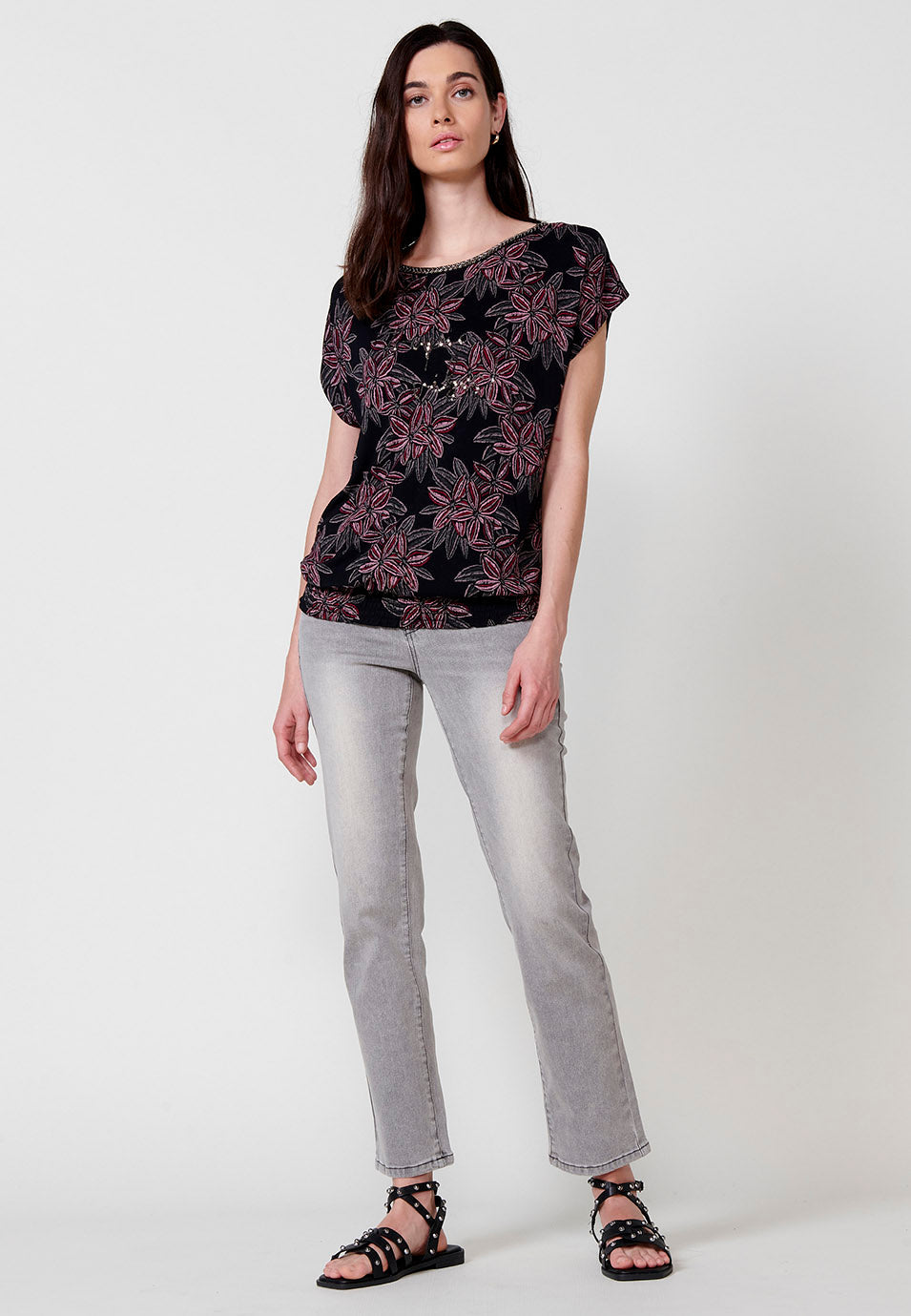 Camiseta Mujer de viscosa con estampado floral y pedrería – Koroshi negra
