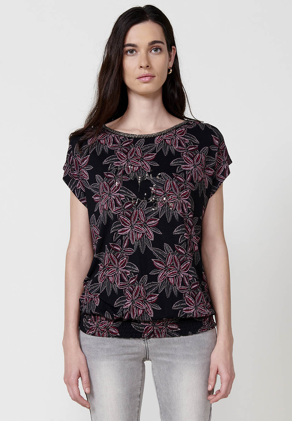 Camiseta Mujer de viscosa con estampado floral y pedrería – Koroshi negra