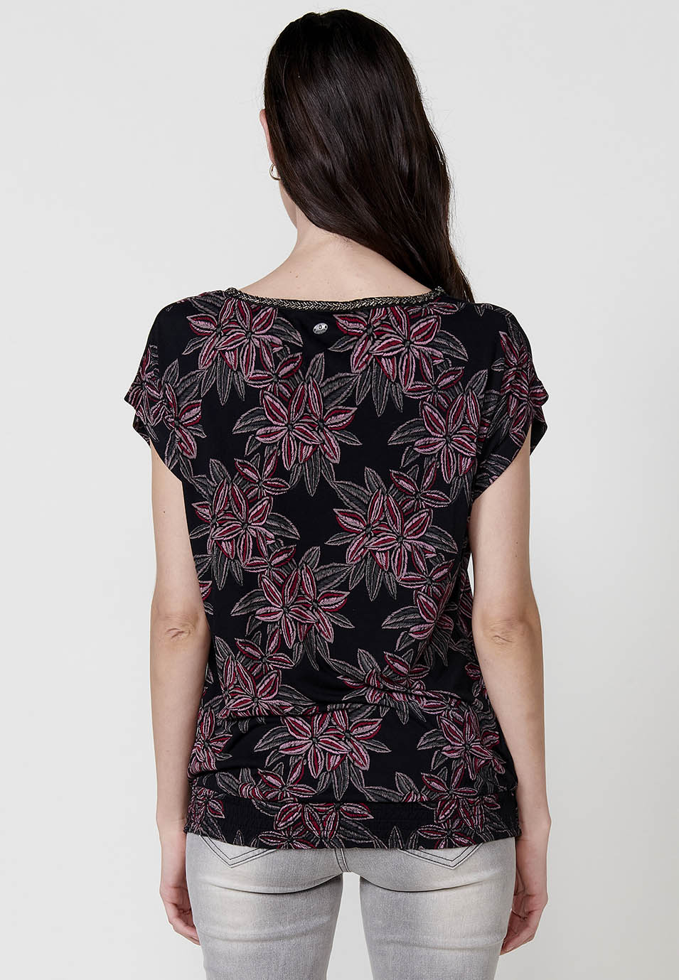 Camiseta Mujer de viscosa con estampado floral y pedrería – Koroshi negra