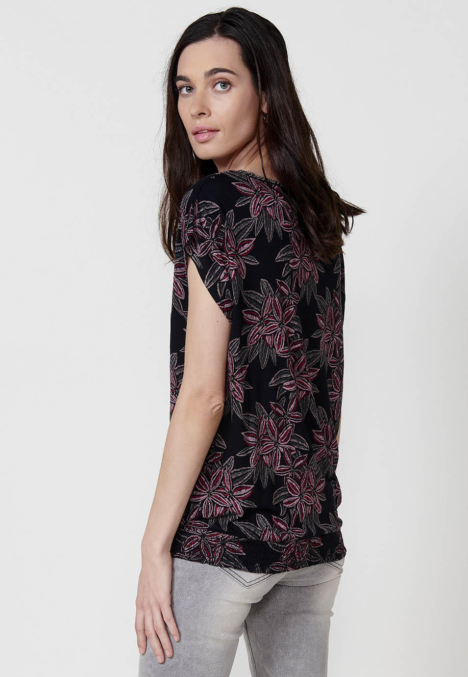Camiseta Mujer de viscosa con estampado floral y pedrería – Koroshi negra