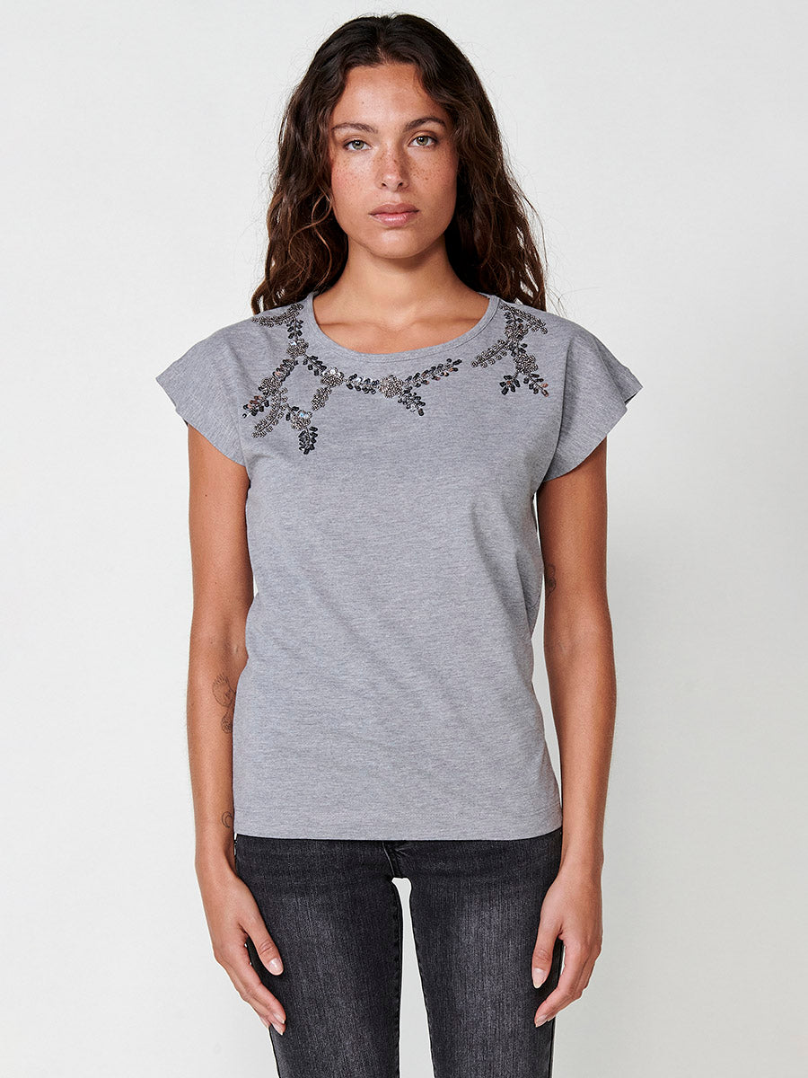 Camiseta Mujer con pedrería y lentejuelas en el escote – Koroshi gris