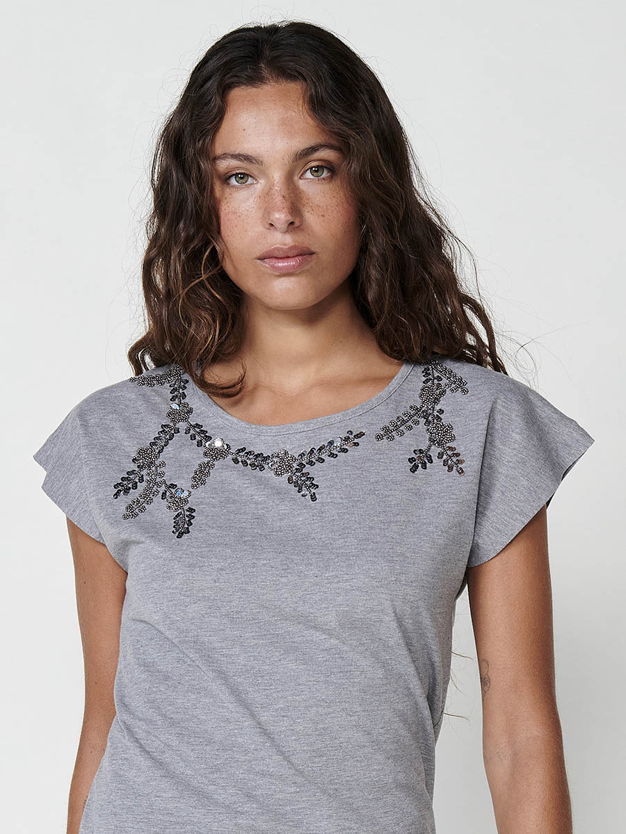 Camiseta Mujer con pedrería y lentejuelas en el escote – Koroshi gris