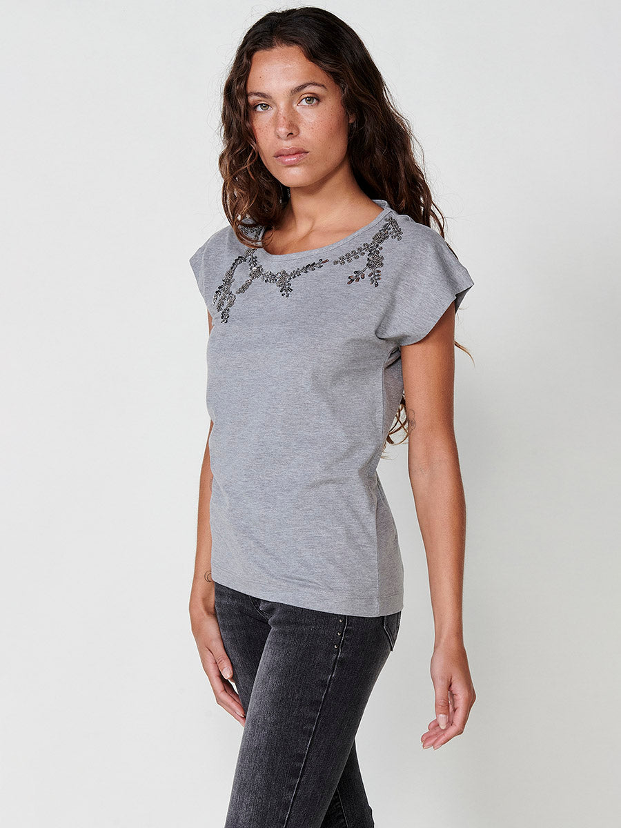 Camiseta Mujer con pedrería y lentejuelas en el escote – Koroshi gris