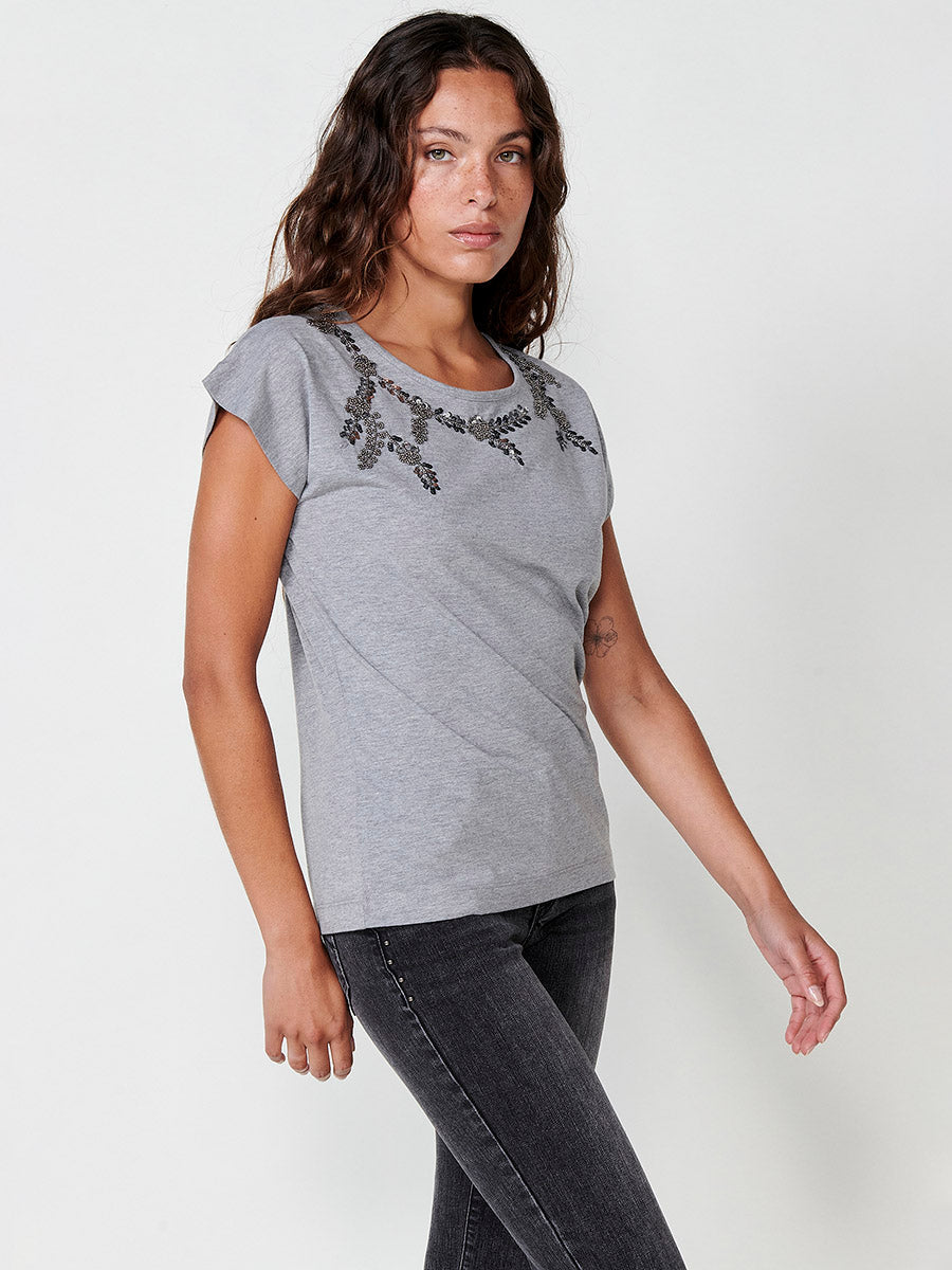 Camiseta Mujer con pedrería y lentejuelas en el escote – Koroshi gris