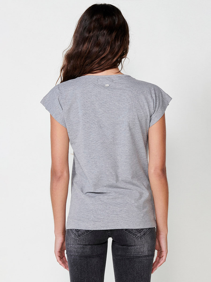 Camiseta Mujer con pedrería y lentejuelas en el escote – Koroshi gris