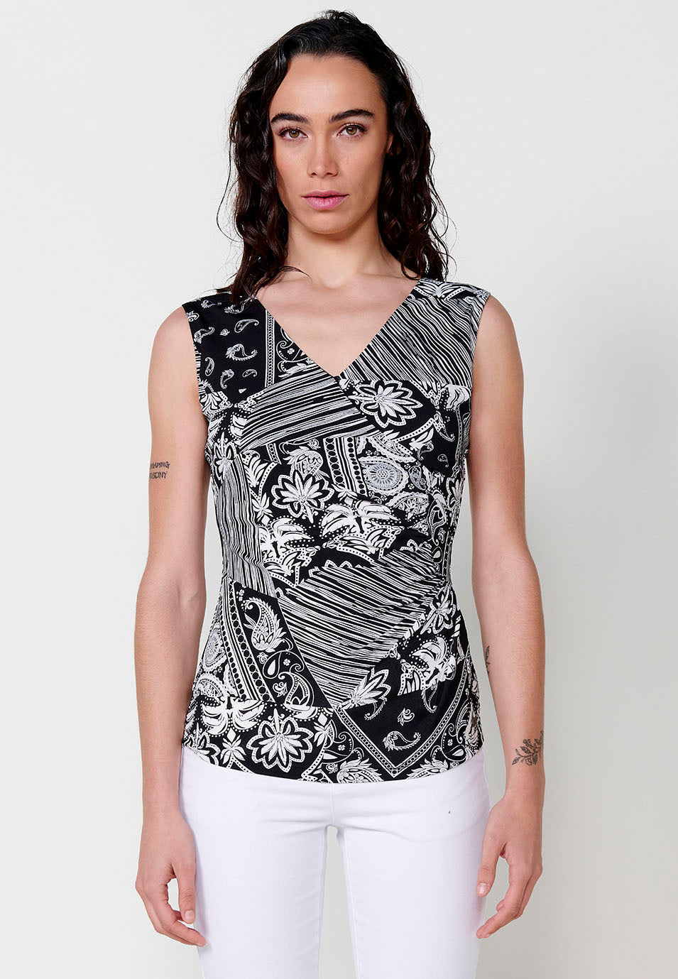 Top sin mangas mujer escote cruzado fruncido estampado patch – Koröshi Negro